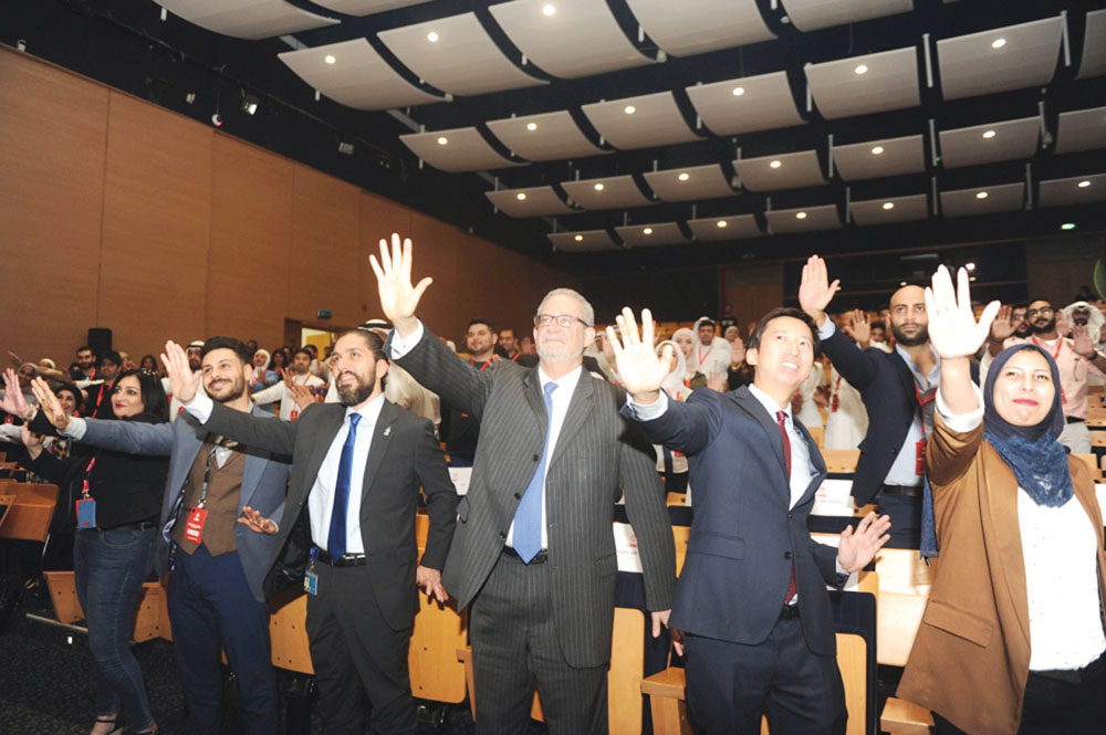 u062au0641u0627u0639u0644 u0627u0644u062du0636u0648u0631 u0645u0639 u0648u0631u0634u0629 u0627u0644u0639u0645u0644 u0648u0641u064a u0645u0642u062fu0645u0647u0645 u0627u0644u0633u0641u064au0631 u0627u0644u0623u0645u064au0631u0643u064at (u062au0635u0648u064au0631 u0628u0633u0627u0645 u0632u064au062fu0627u0646) 