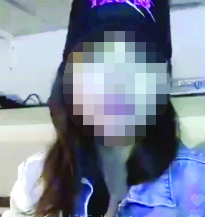 الفنانة في أحد الفيديوهات