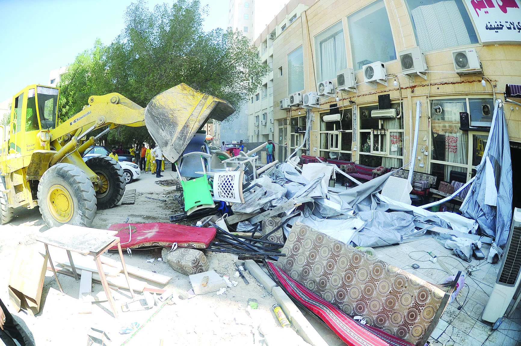جرافة البلدية تزيل التجاوزات المقامة على أملاك الدولة 	(تصوير بسام زيدان)