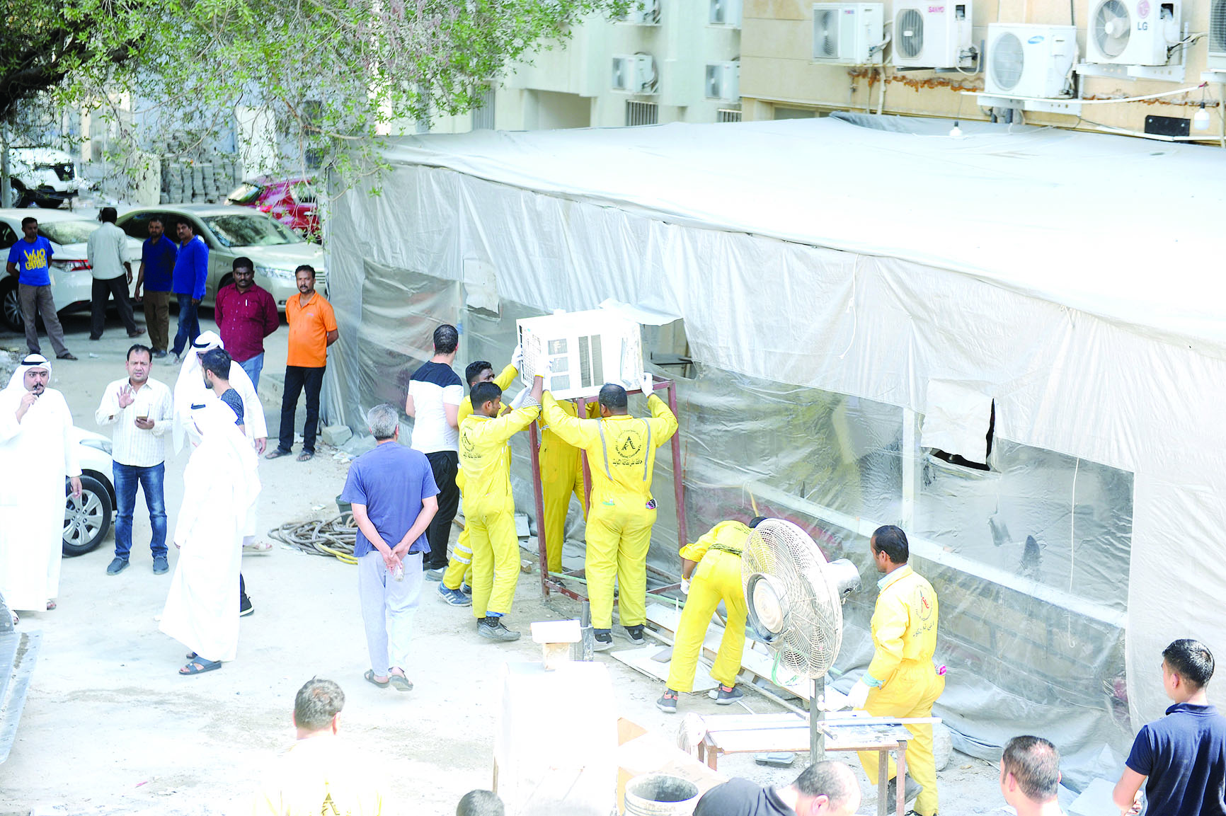 عمال البلدية يزيلون خيمة من النايلون ورئيس الطوارئ يتابع 