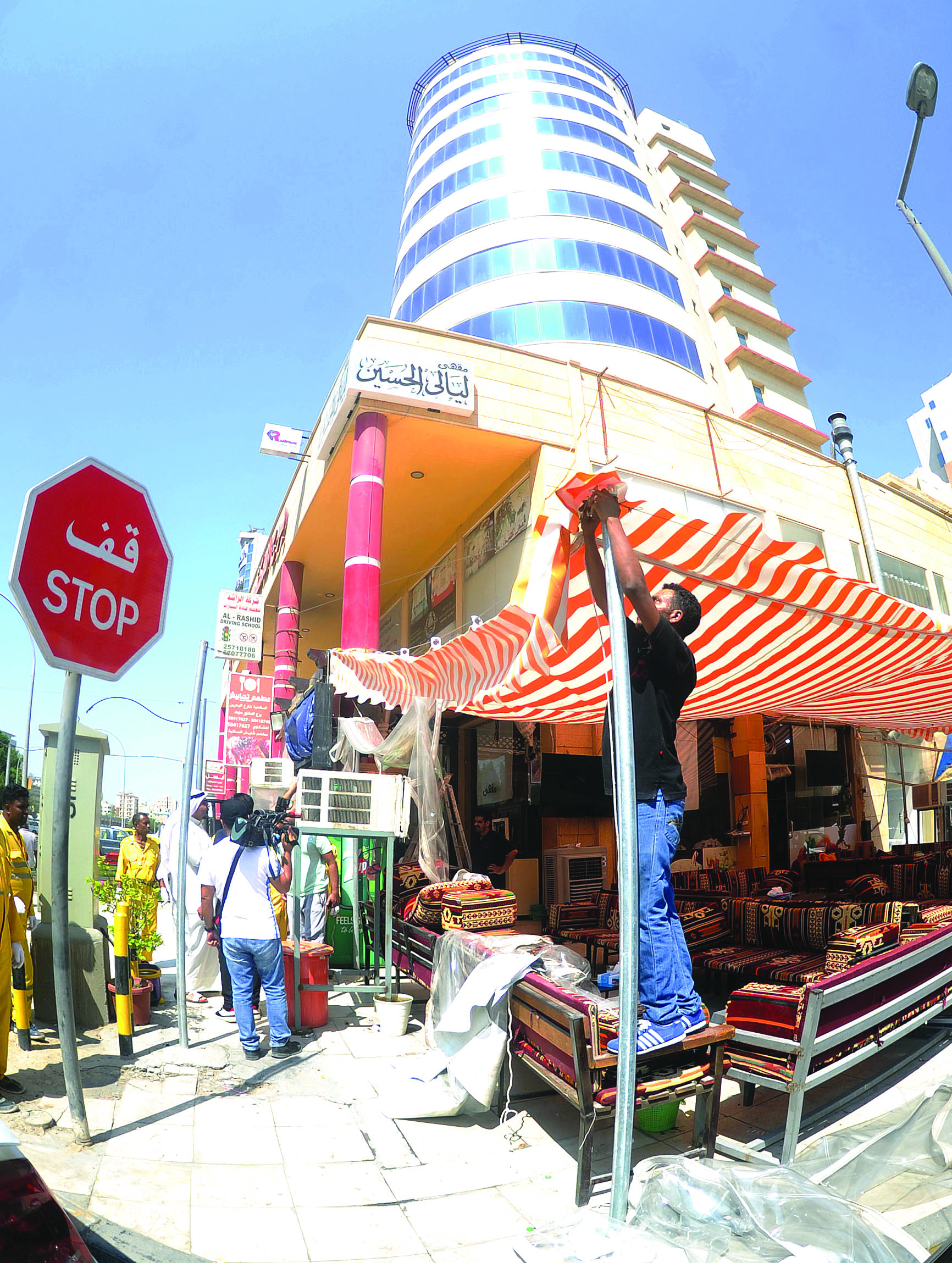 إزالة مظلات مخالفة 