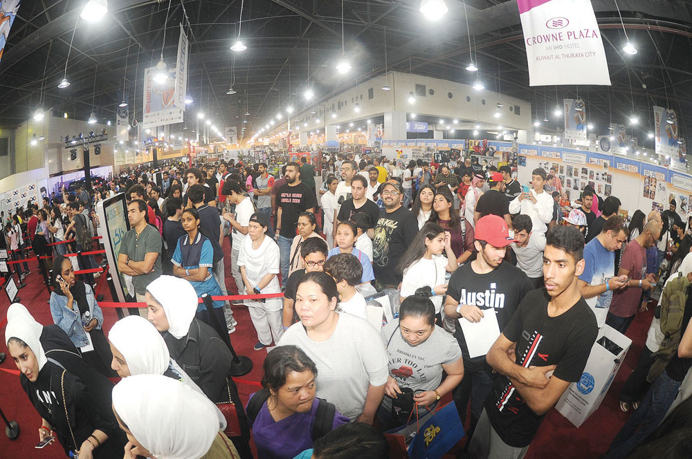 حشد غفير في المعرض 