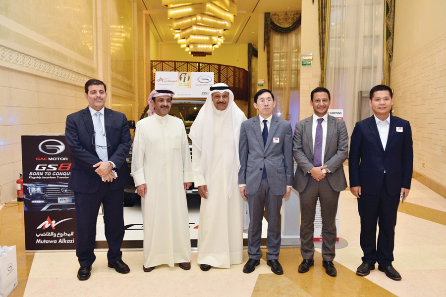 عمر القاضي وفريق عمل الشركة في استقبال الزوار 