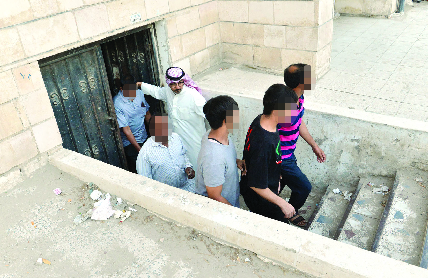 بعض الذين حاولوا الاختباء في سرداب