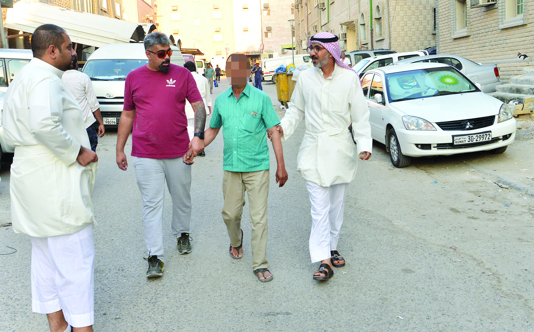 مخالف استسلم لرجال الهيئة