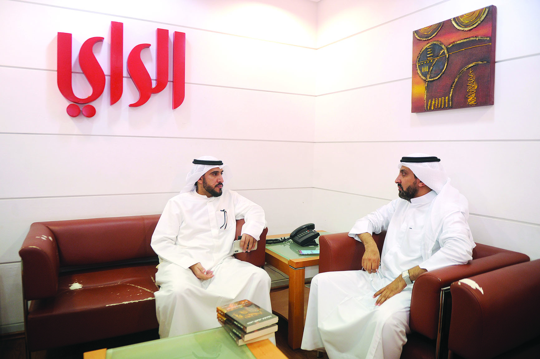 عبدالله البحري يتحدث للزميل غانم السليماني  	(تصوير بسام زيدان)