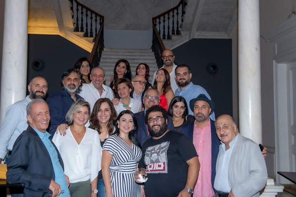 الزميل خيرالله متوسطا أصدقاءه