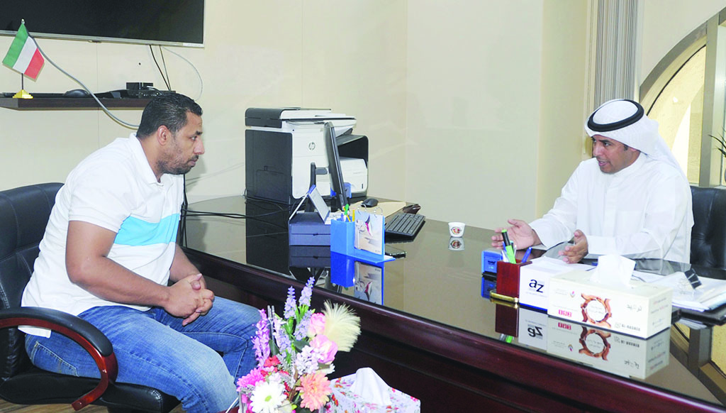 العتيبي يتحدث للزميل علي العلاس      	  (تصوير سعد هنداوي)