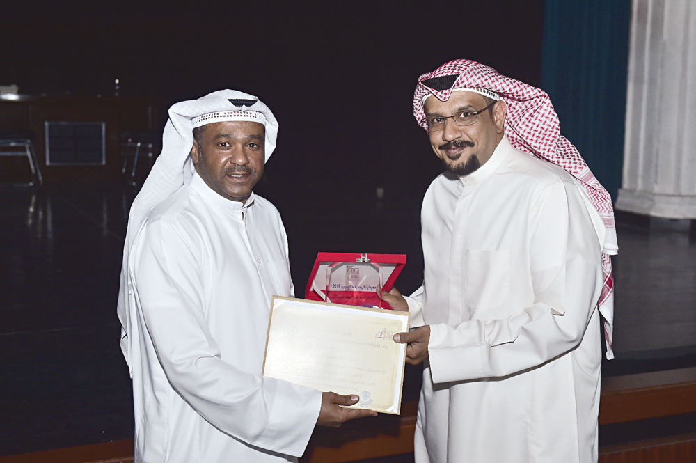 الهاجري مكرماً أحمد الشطي 