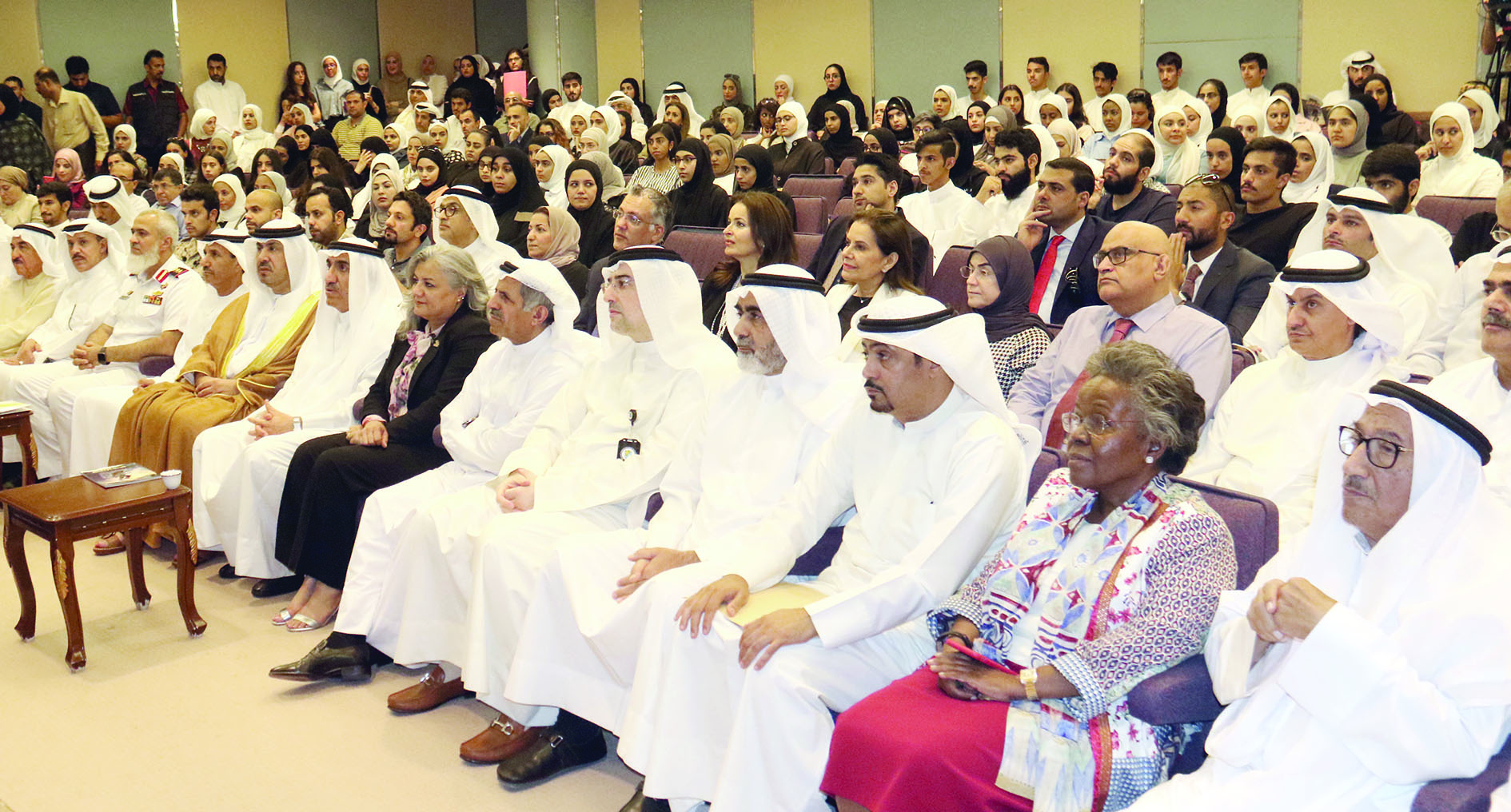 مدير الجامعة والسفير الإماراتي يتقدمان الحضور الكبير 	