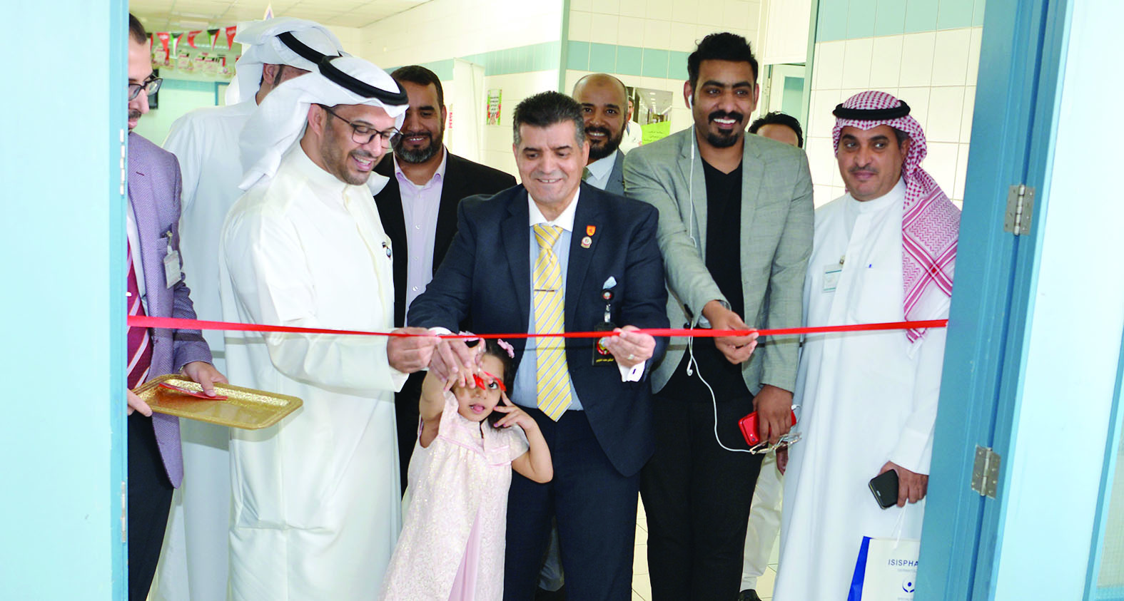 المطيري والعتيبي أثناء قص شريط افتتاح الحفل	(تصوير نايف العقلة)