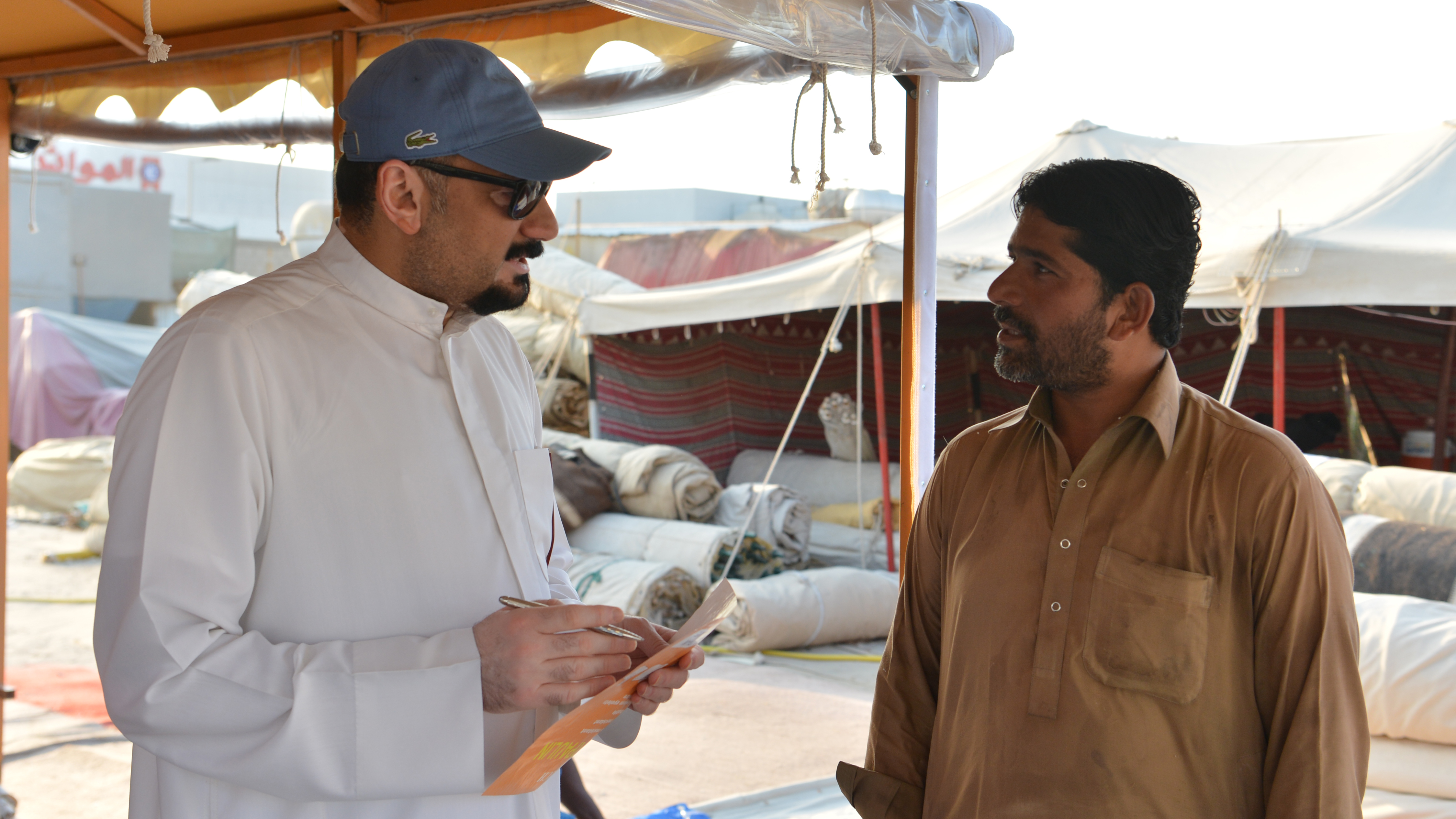 الزميل ناصر الفرحان يستفسر من أحد العاملين عن أسعار الخيام