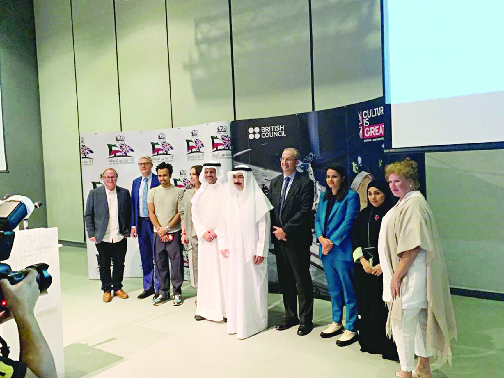 العبدالجليل مع السفير البريطاني وبعض المشاركين في المعرض