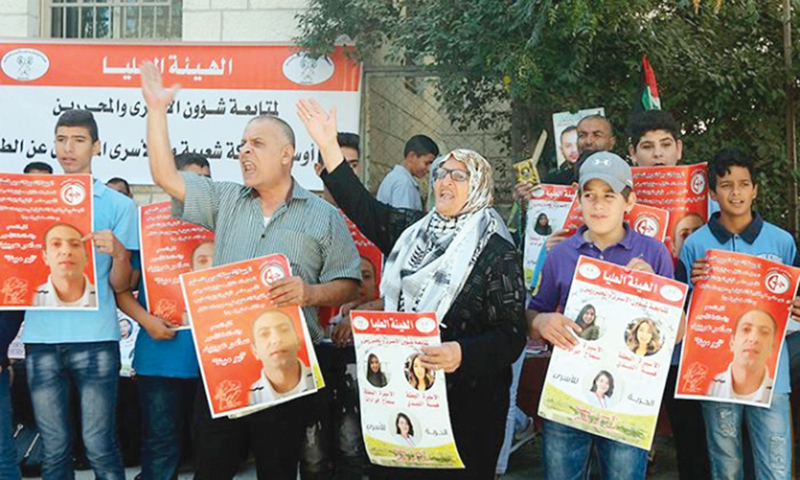 u0648u0642u0641u0629 u062au0636u0627u0645u0646u064au0629 u0645u0639 u0627u0644u0623u0633u0631u0649 u0627u0644u0645u0639u062au0642u0644u064au0646 u0641u064a u0625u0633u0631u0627u0626u064au0644 u0623u0645u0627u0645 u0645u0642u0631 u0627u0644u0644u062cu0646u0629 u0627u0644u062fu0648u0644u064au0629 u0644u0644u0635u0644u064au0628 u0627u0644u0623u062du0645u0631 u0641u064a u0627u0644u0628u064au0631u0629 