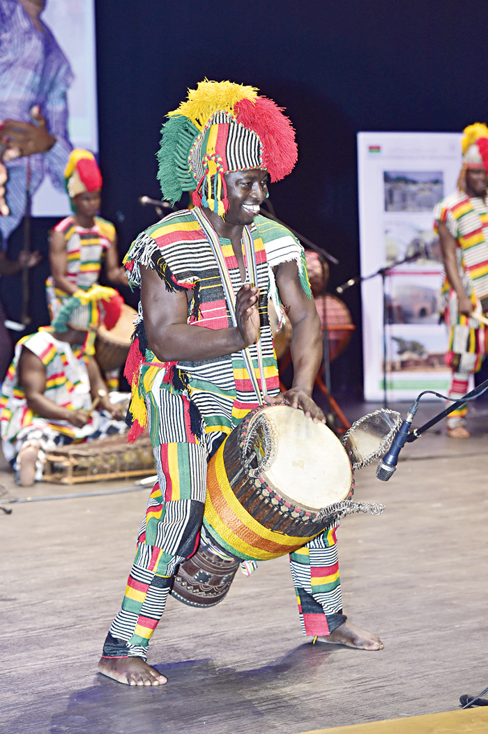 قرع الطبل فرحاً