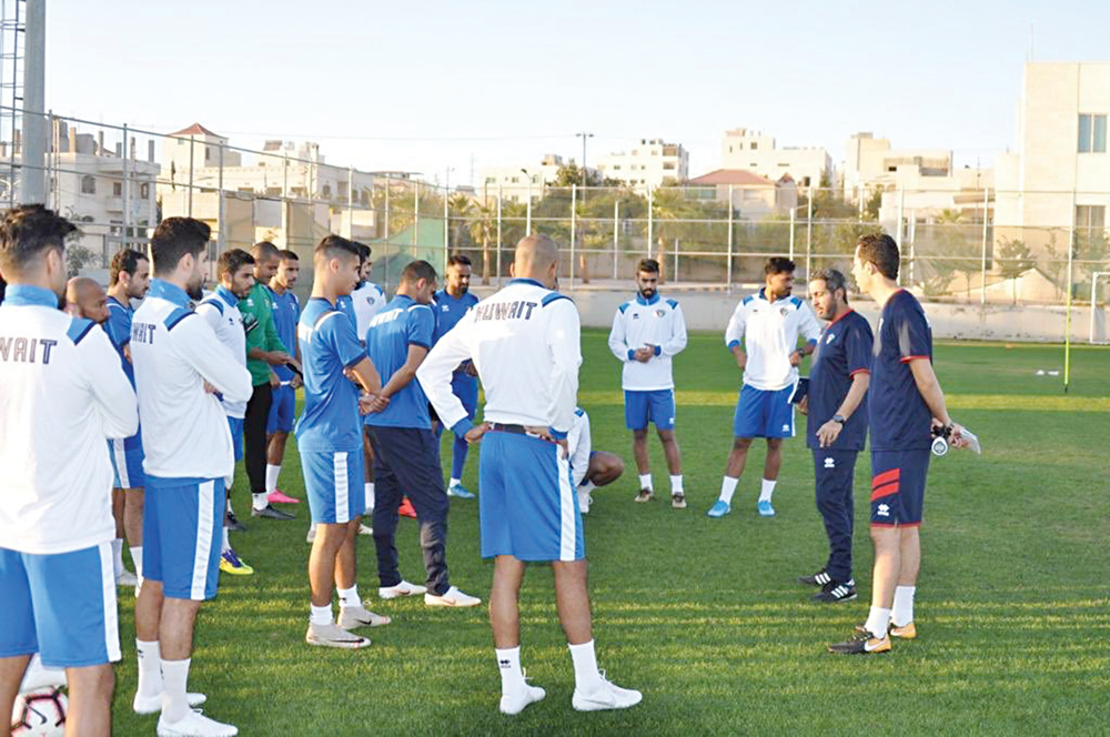 u0627u0644u0645u062fu0631u0628 u062bu0627u0645u0631 u0639u0646u0627u062f u064au062au062du062fu062b u0625u0644u0649 u0627u0644u0644u0627u0639u0628u064au0646 u062eu0644u0627u0644 u0645u0631u0627u0646 u00abu0627u0644u0623u0632u0631u0642u00bb u0641u064a u0639u0645u0651u0627u0646