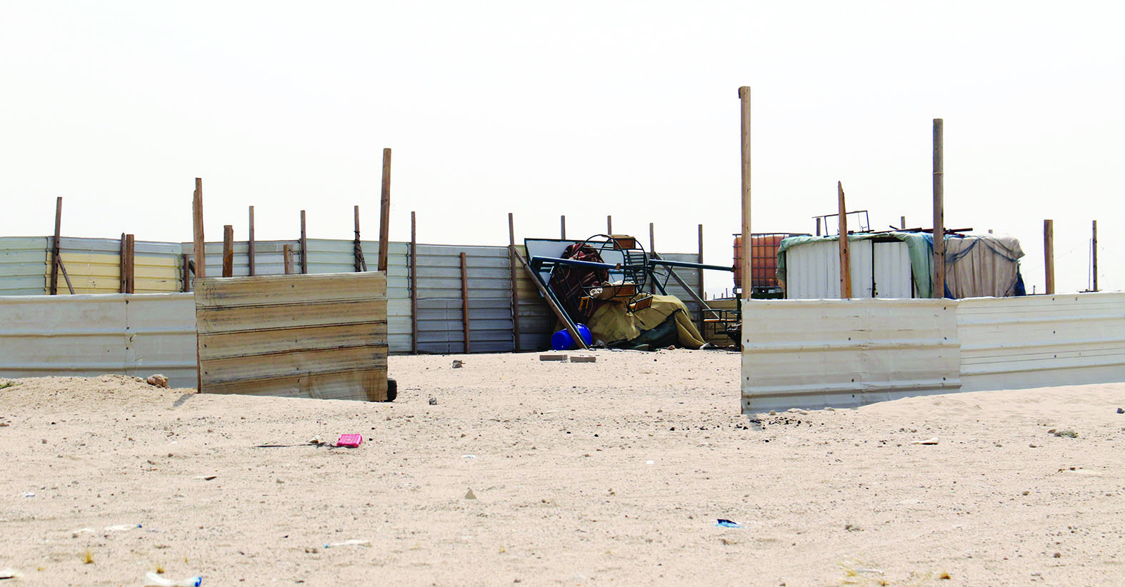 مخيم محاط بكيربي 