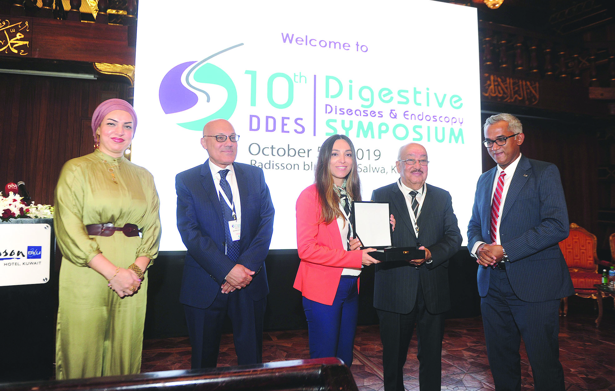 جمال الدين يكرّم إحدى المشاركات في المؤتمر	 (تصوير بسام زيدان)