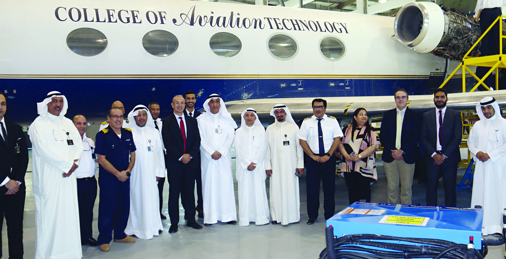 ... وأمام إحدى الطائرات