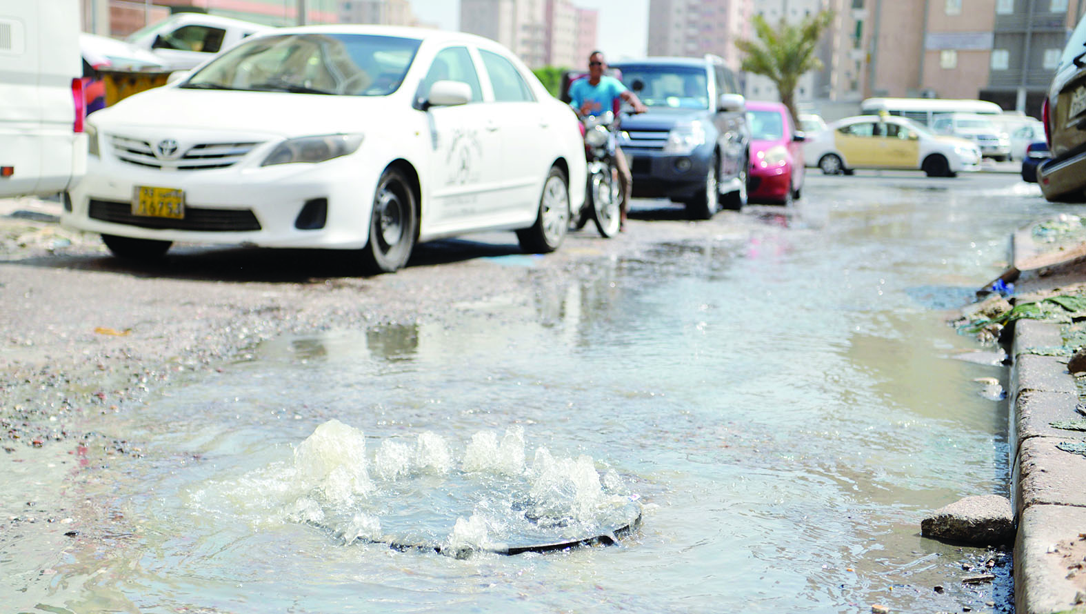 نبع من منهول صرف صحي وسط الشارع 	   