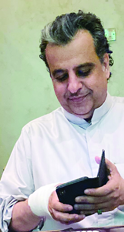 ... ومضمداً يده