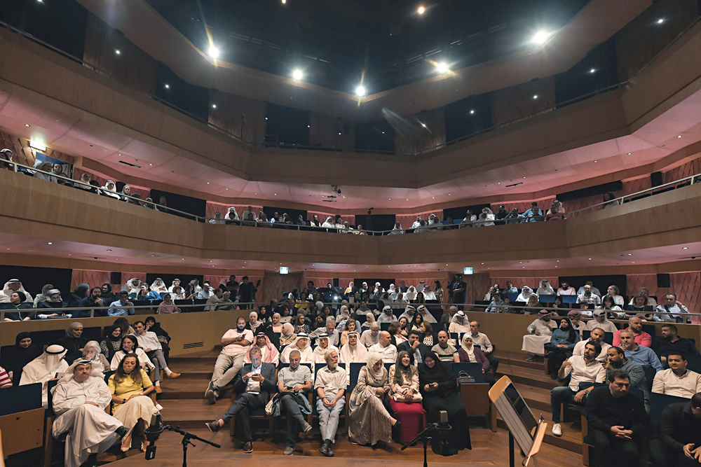 جانب من الجمهور الذي ملأ القاعة المستديرة