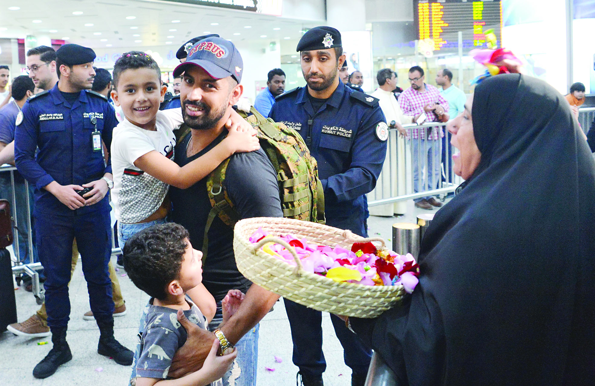 u0623u0645 u062au0646u062bu0631 u0627u0644u0648u0631u0648u062f u0641u0648u0642 u0631u0623u0633 u0623u062du062f u0627u0644u0639u0627u0626u062fu064au0646  t   (u062au0635u0648u064au0631 u0646u0627u064au0641 u0627u0644u0639u0642u0644u0629)