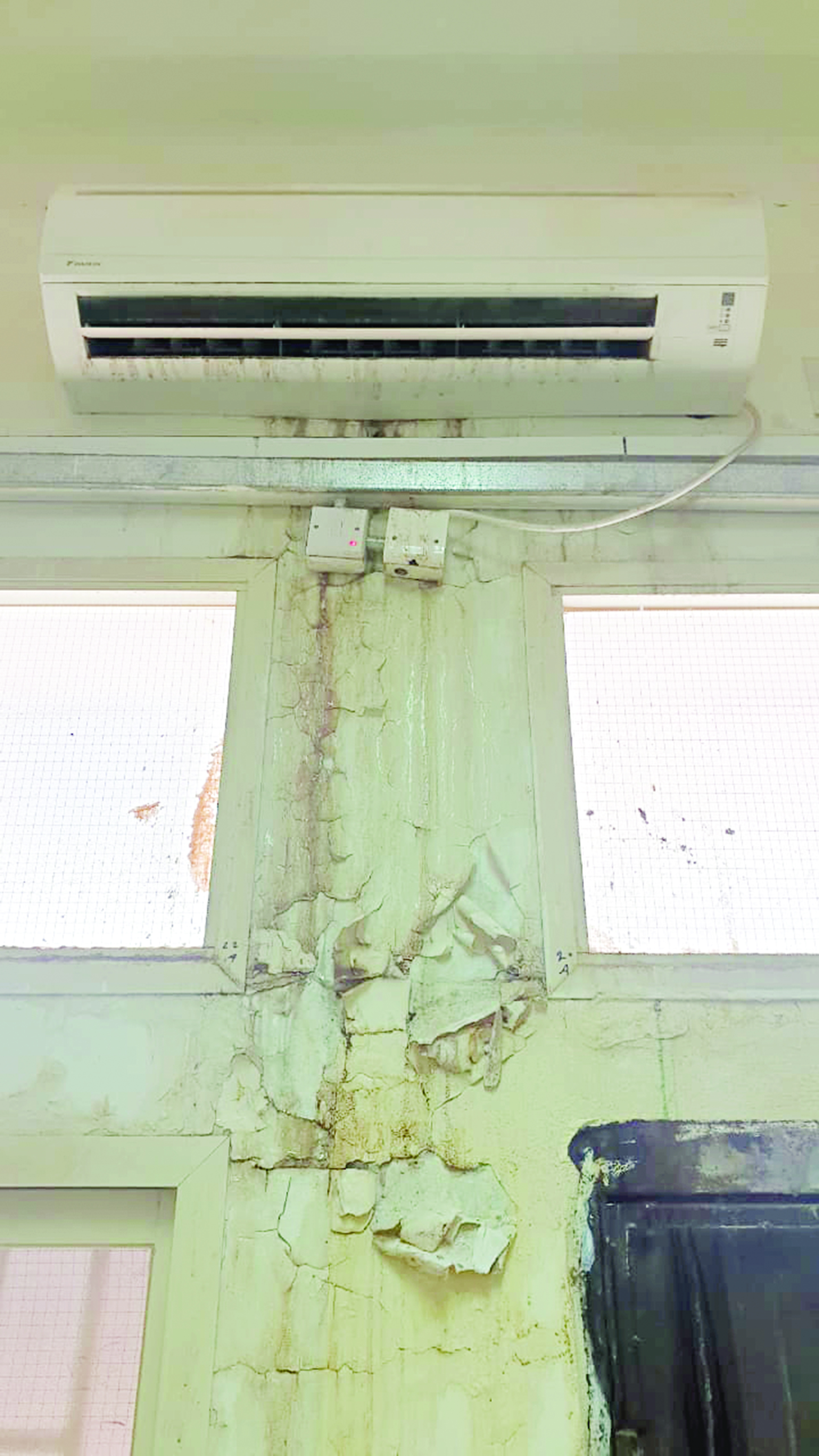 وحدة قديمة أتلفت حائطاً بخريرها