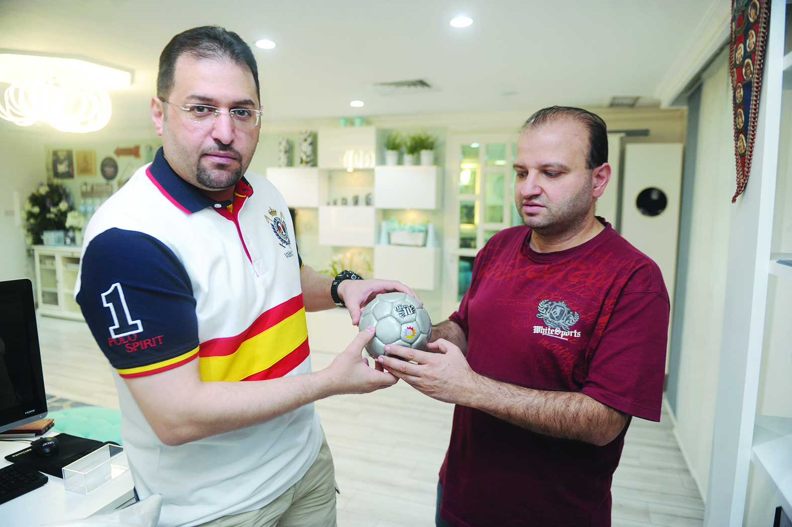 كرة «من يد 10» بين الصراف والزميل محمد سعيد