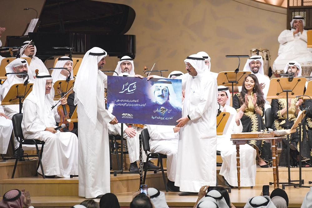 مدير «مركز جابر الثقافي» فيصل خاجة يهدي شعار الأمسية إلى فارسها 