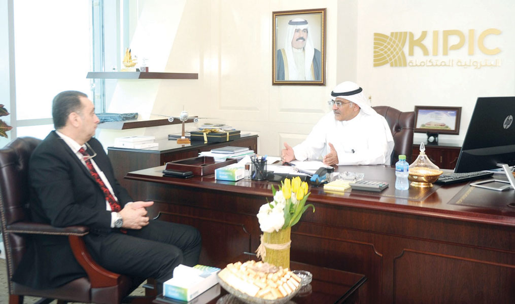 العوضي متحدّثاً للزميل إيهاب حشيش		 (تصوير بسام زيدان)