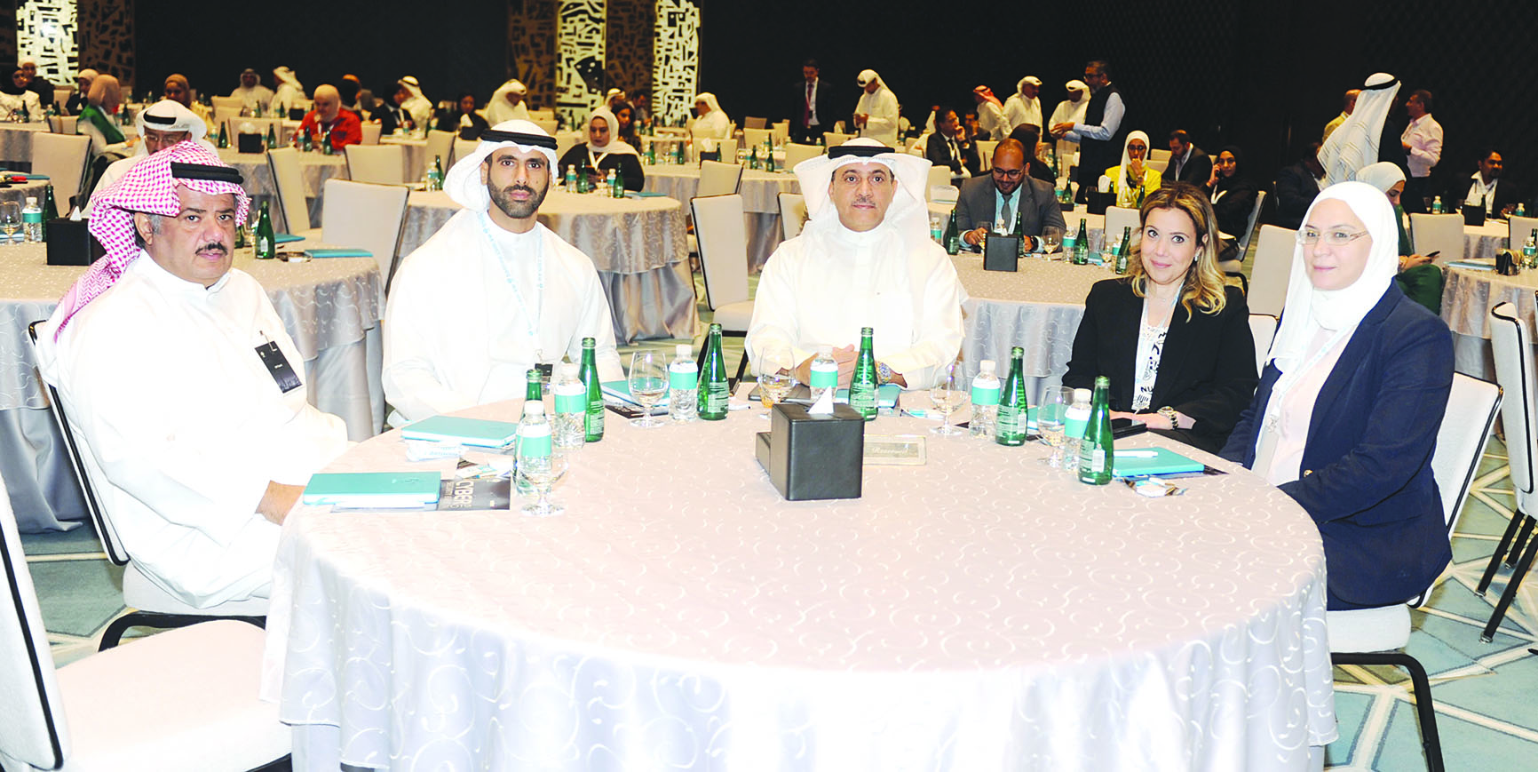 u062cu0627u0646u0628 u0645u0646 u0627u0644u062du0636u0648u0631 u0648u064au0628u062fu0648 u0627u0644u0623u0630u064au0646u0629  t    (u062au0635u0648u064au0631 u0628u0633u0627u0645 u0632u064au062fu0627u0646)