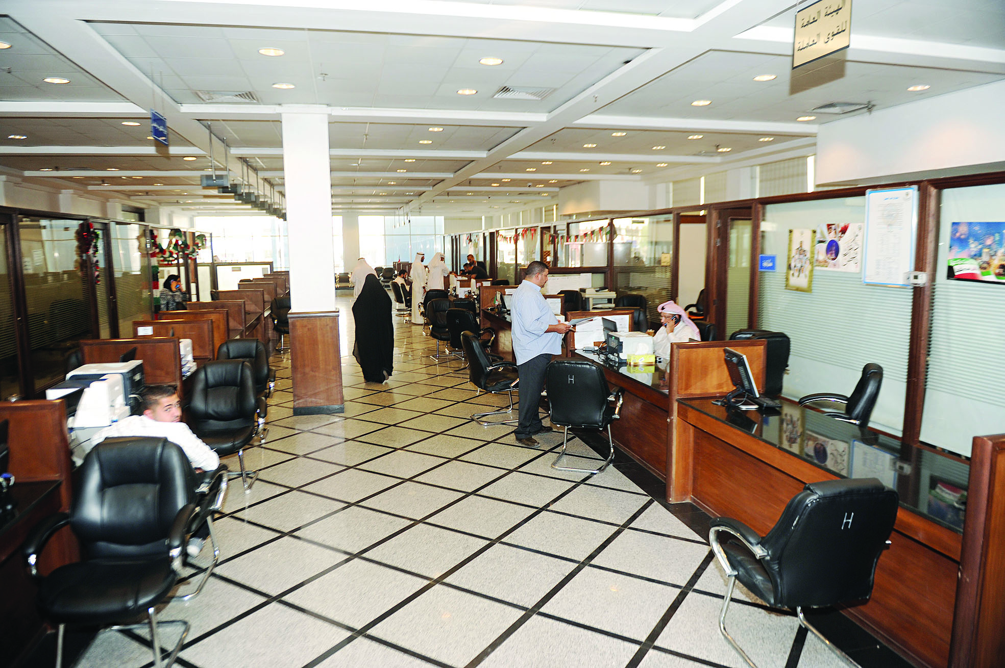 الجهات الحكومية تستقبل المراجعين في «حكومة مول الجليب»	    (تصوير بسام زيدان)