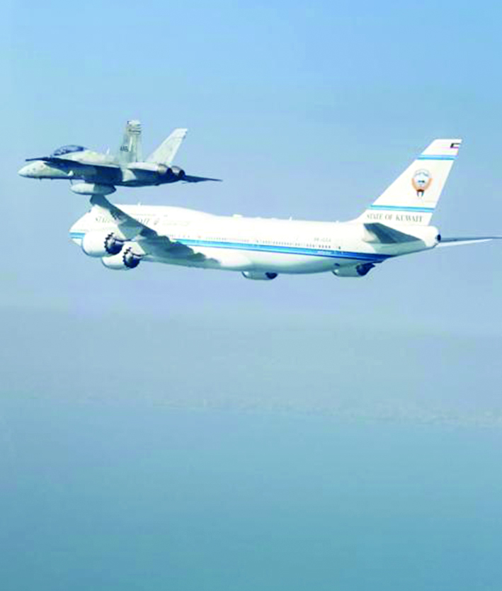 طائرة صاحب السمو لدى وصولها إلى أجواء الكويت وترافقها مقاتلة من سلاح الجو