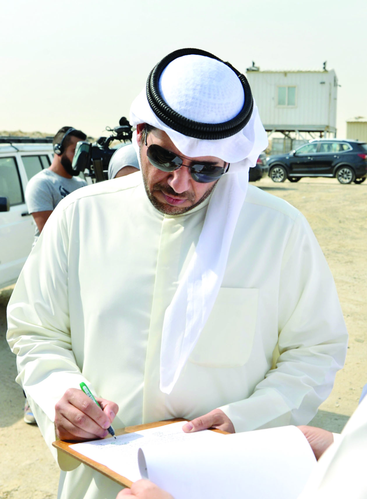 عبدالله الأحمد يوقع تسلم الموقع من هيئة الصناعة 