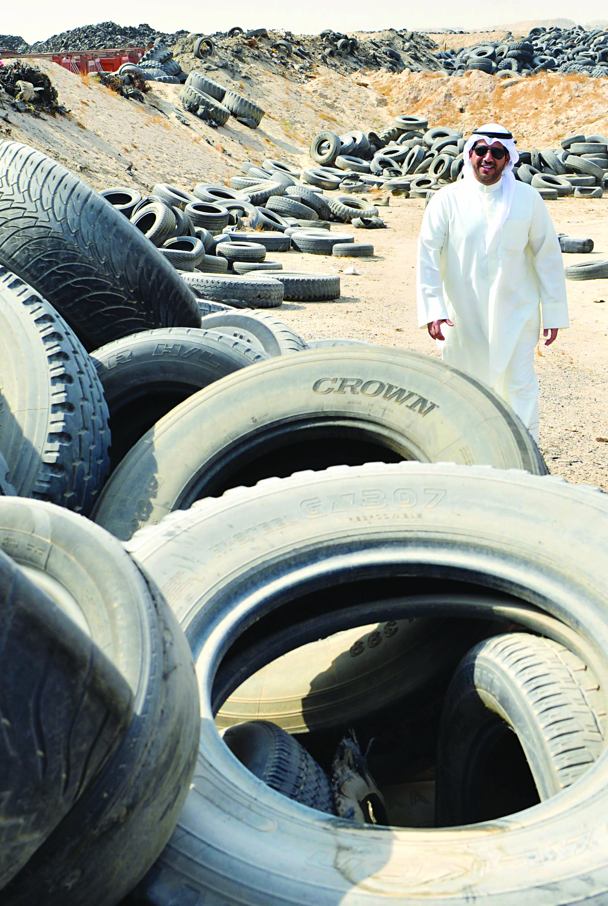 ...وجائلاً بين أكوام الإطارات 