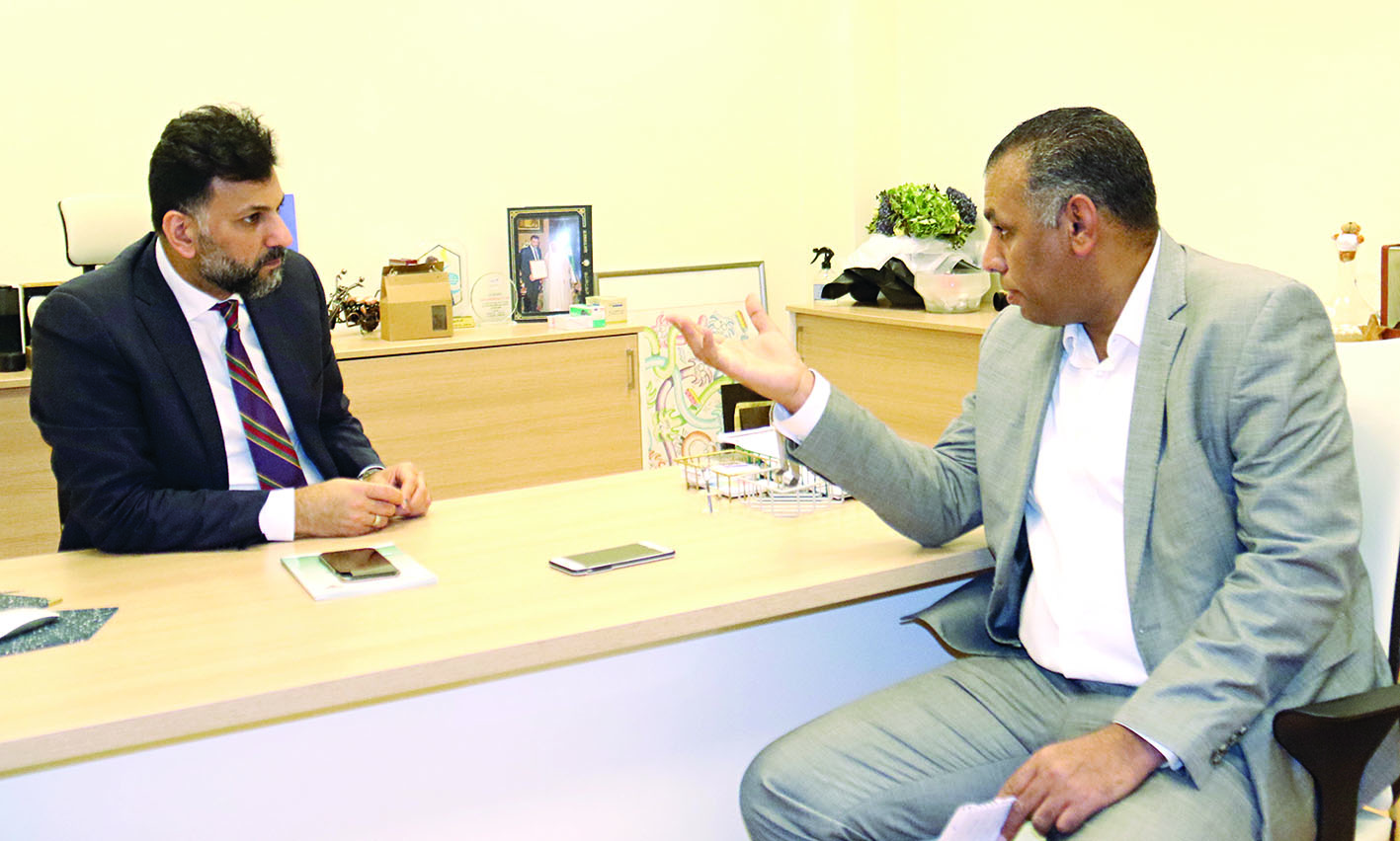 ميثم حسين متحدثاً للزميل عمر العلاس	 (تصوير سعود سالم)