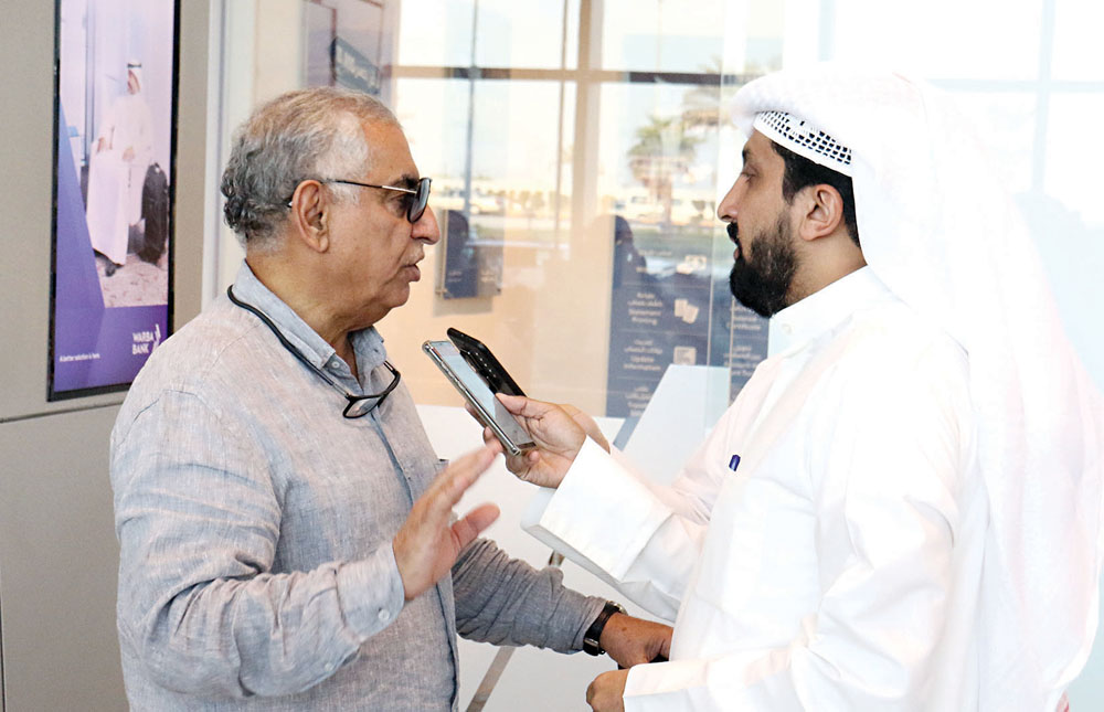 أحمد المحري يتحدث للزميل غانم السليماني 