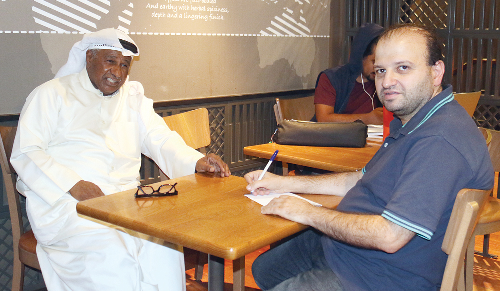 الحوطي مع الزميل محمد سعيد 	(تصوير سعود سالم)