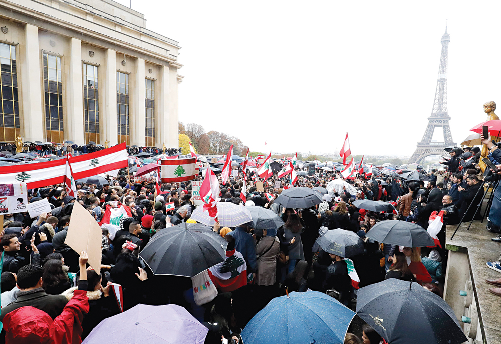 u0644u0628u0646u0627u0646u064au0648u0646 u064au062au0638u0627u0647u0631u0648u0646 u0641u064a u0628u0627u0631u064au0633 u062fu0639u0645u0627u064b u0644u0627u0646u062au0641u0627u0636u0629 u0627u0644u062fu0627u062eu0644 u0623u0645u0633t (u0623 u0641 u0628)