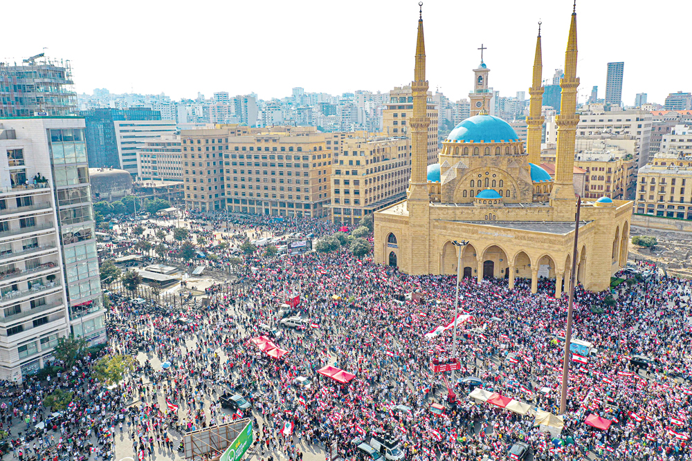 u062du0634u0648u062f u0643u0628u064au0631u0629 u0645u0646 u0627u0644u0645u062au0638u0627u0647u0631u064au0646 u0648u0633u0637 u0628u064au0631u0648u062a u0623u0645u0633t (u0623 u0641 u0628) 