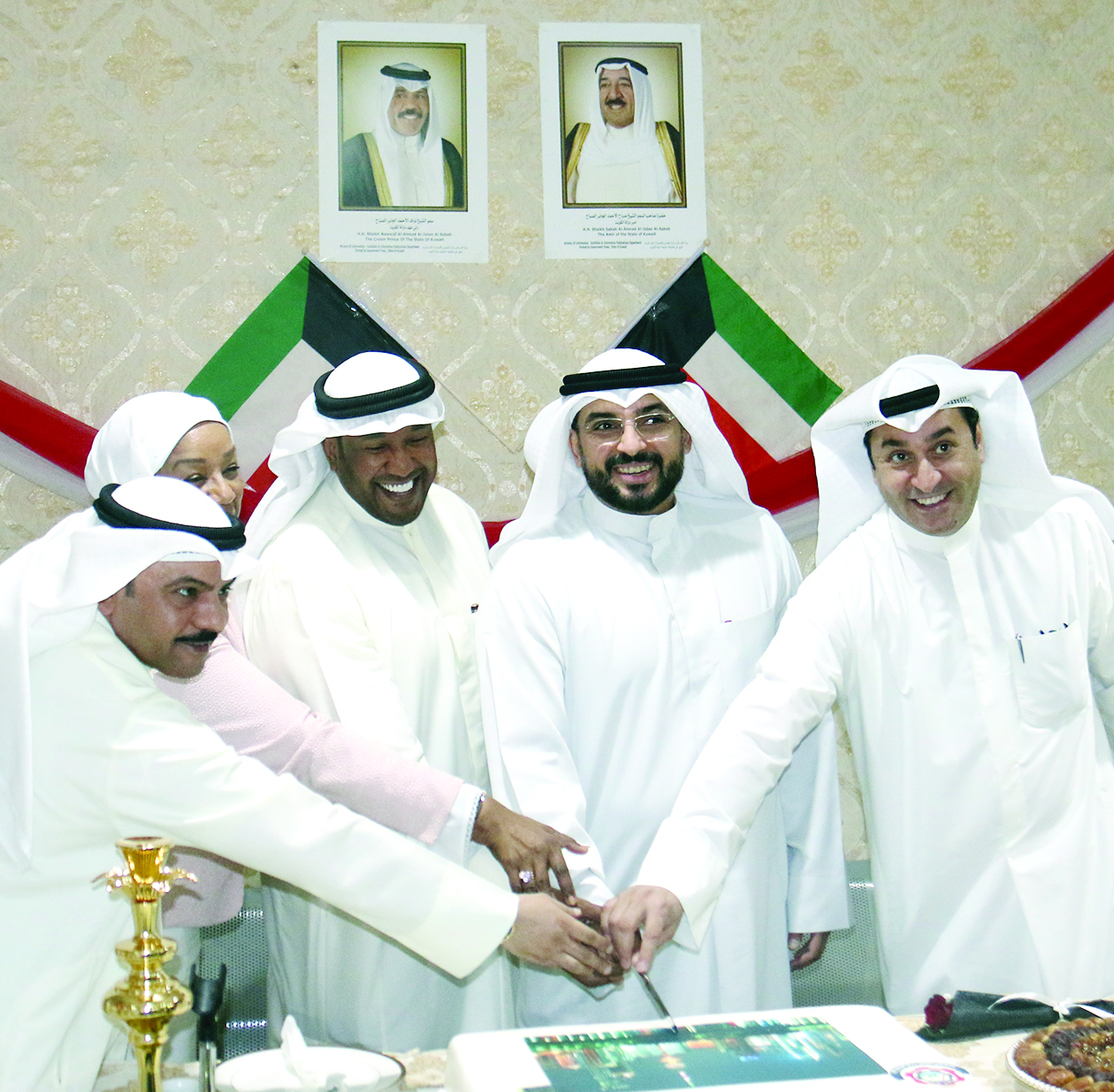 u0634u0639u064au0628 u0648u0648u0643u0644u0627u0621 u0627u0644u0648u0632u0627u0631u0629 u064au0642u0637u0639u0648u0646 u0642u0627u0644u0628 u0627u0644u062du0644u0648u0649 u0641u0631u062du0627u064b u0628u0639u0648u062fu0629 u0633u0645u0648 u0627u0644u0623u0645u064au0631t (u062au0635u0648u064au0631 u0633u0639u0648u062f u0633u0627u0644u0645)