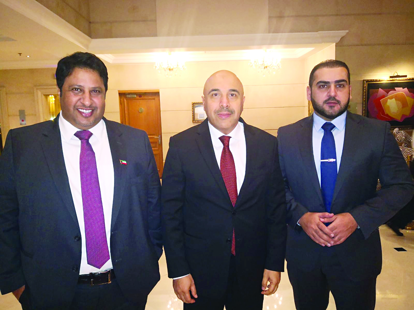 السفير السليمان متوسطاً النائبين السبيعي والكندري
