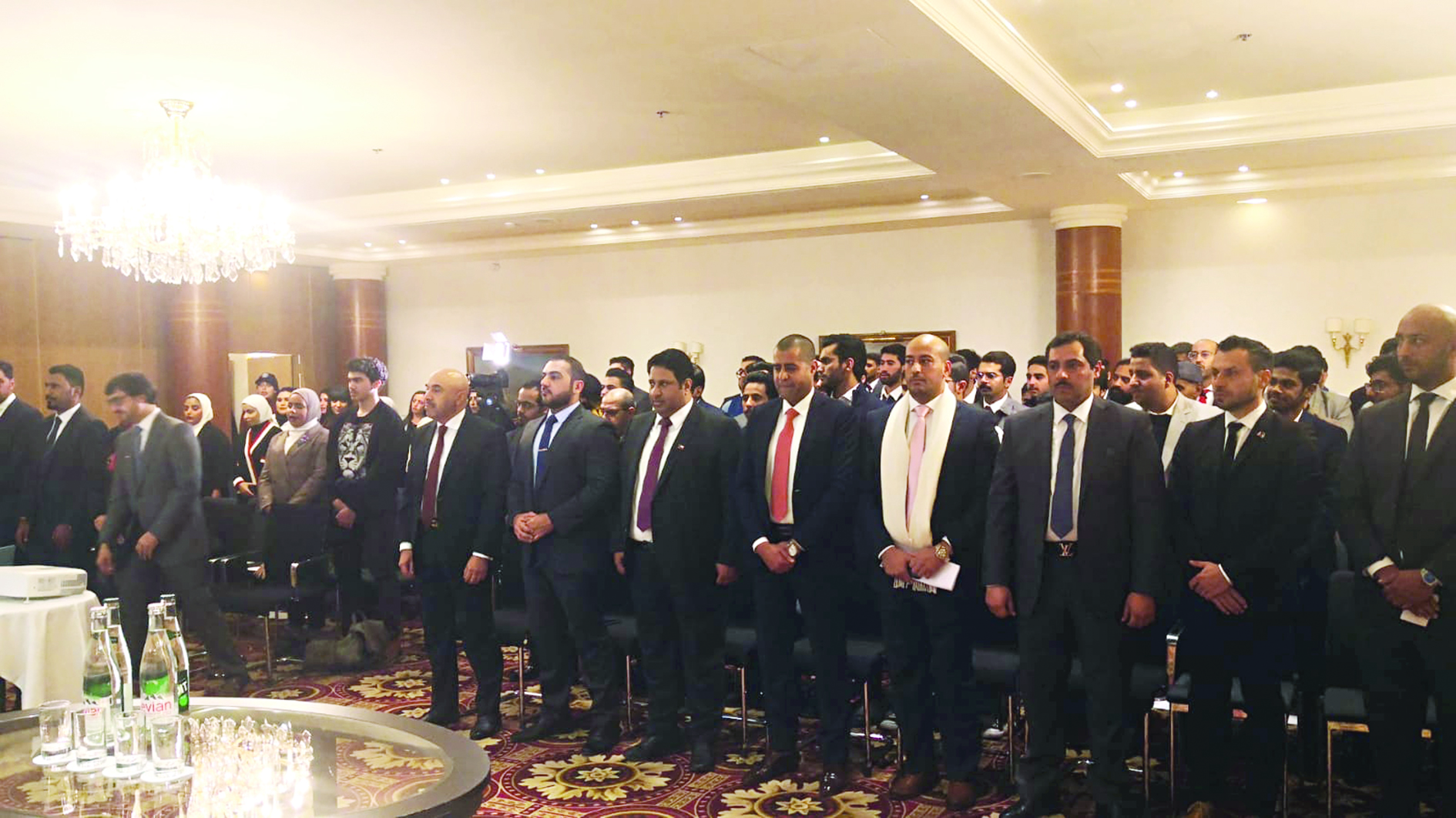 حضور المؤتمر وقوفاً لدى عزف النشيد الوطني