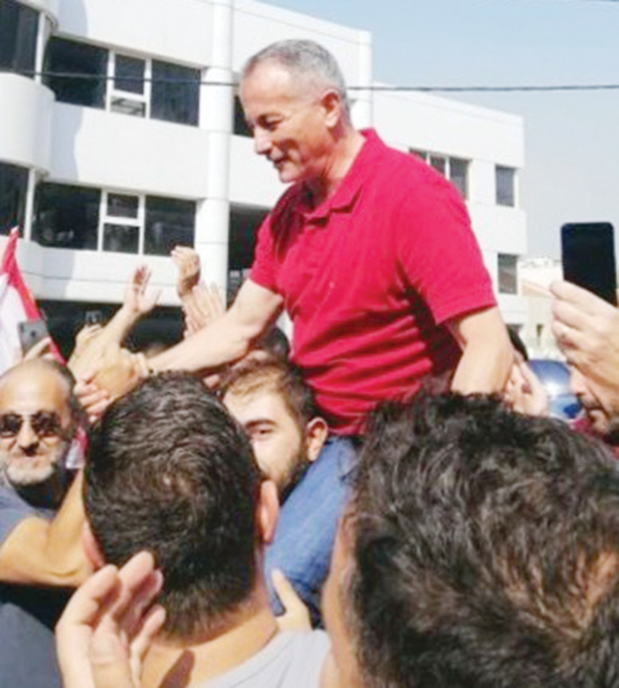 روكز محمولاً على الأكتاف