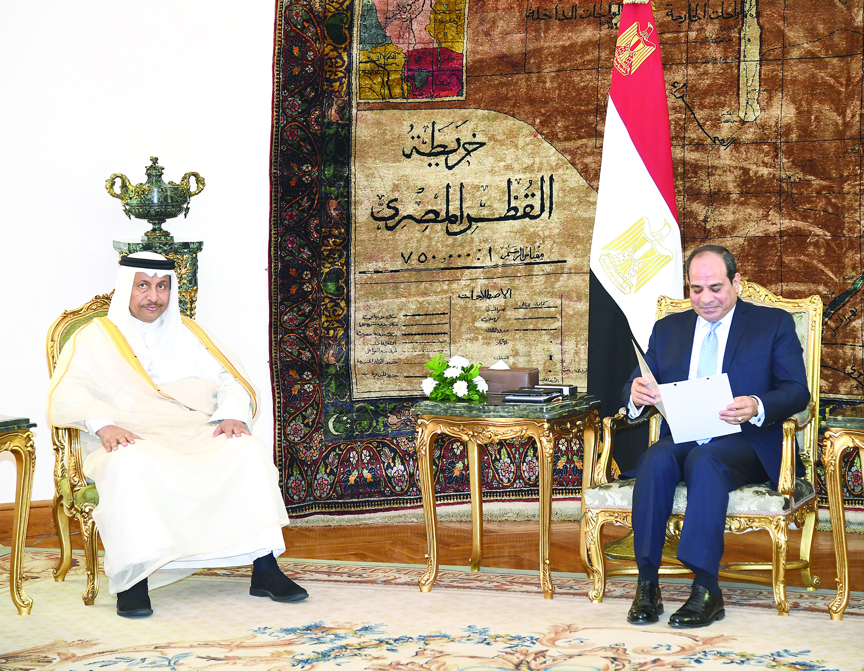 السيسي متسلّماً رسالة سمو الأمير خلال استقباله المبارك