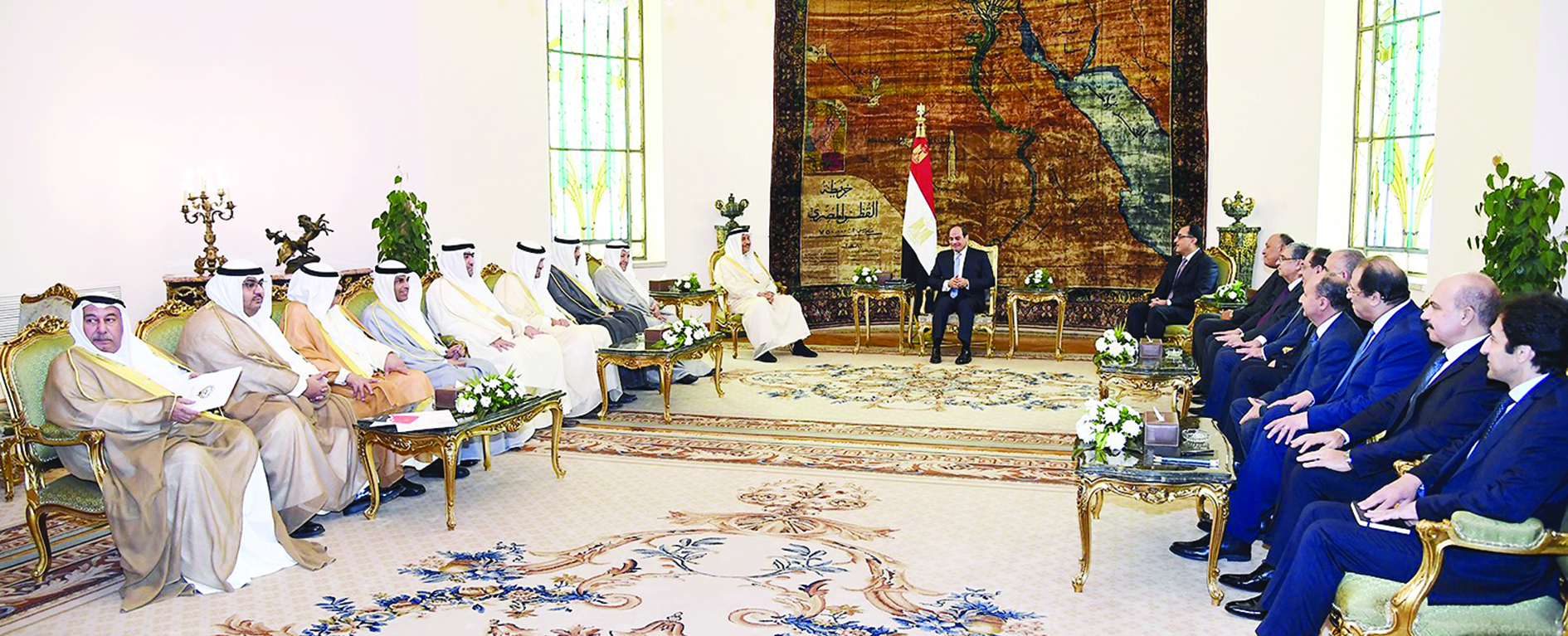 الرئيس المصري مستقبلاً المبارك وأعضاء الوفد الكويتي 