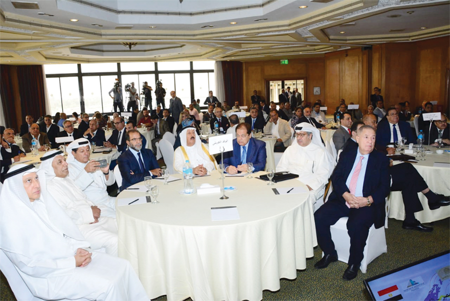 الوفد الكويتي وممثلون عن الجانب المصري خلال منتدى الأعمال المشترك