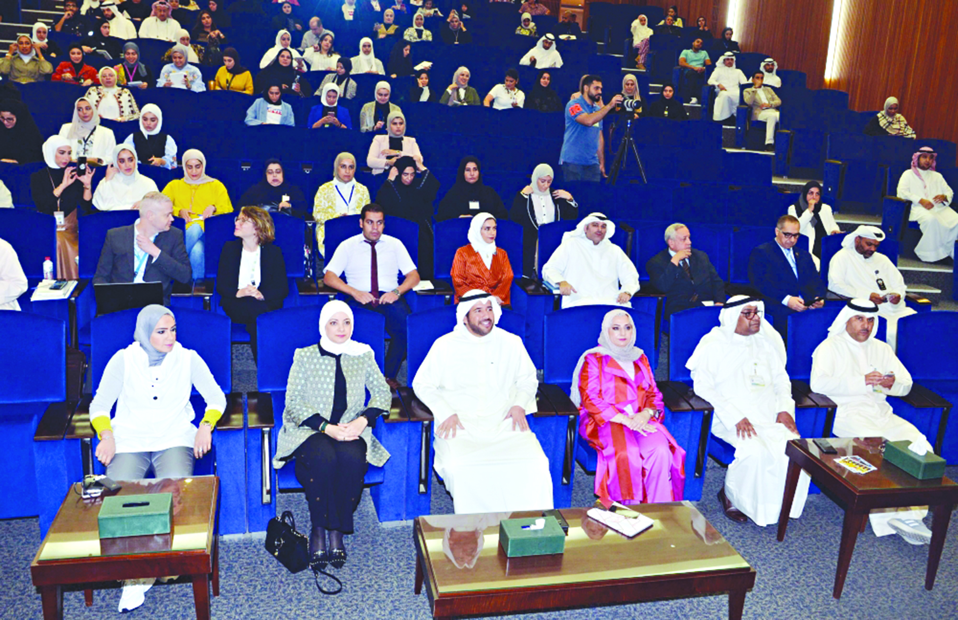 u0639u0628u062fu0627u0644u0644u0647 u0627u0644u0623u062du0645u062f u064au062au0642u062fu0645 u0627u0644u062du0636u0648u0631 u0641u064a u0648u0631u0634u0629 u0627u0644u0639u0645u0644t (u062au0635u0648u064au0631 u0646u0627u064au0641 u0627u0644u0639u0642u0644u0629)