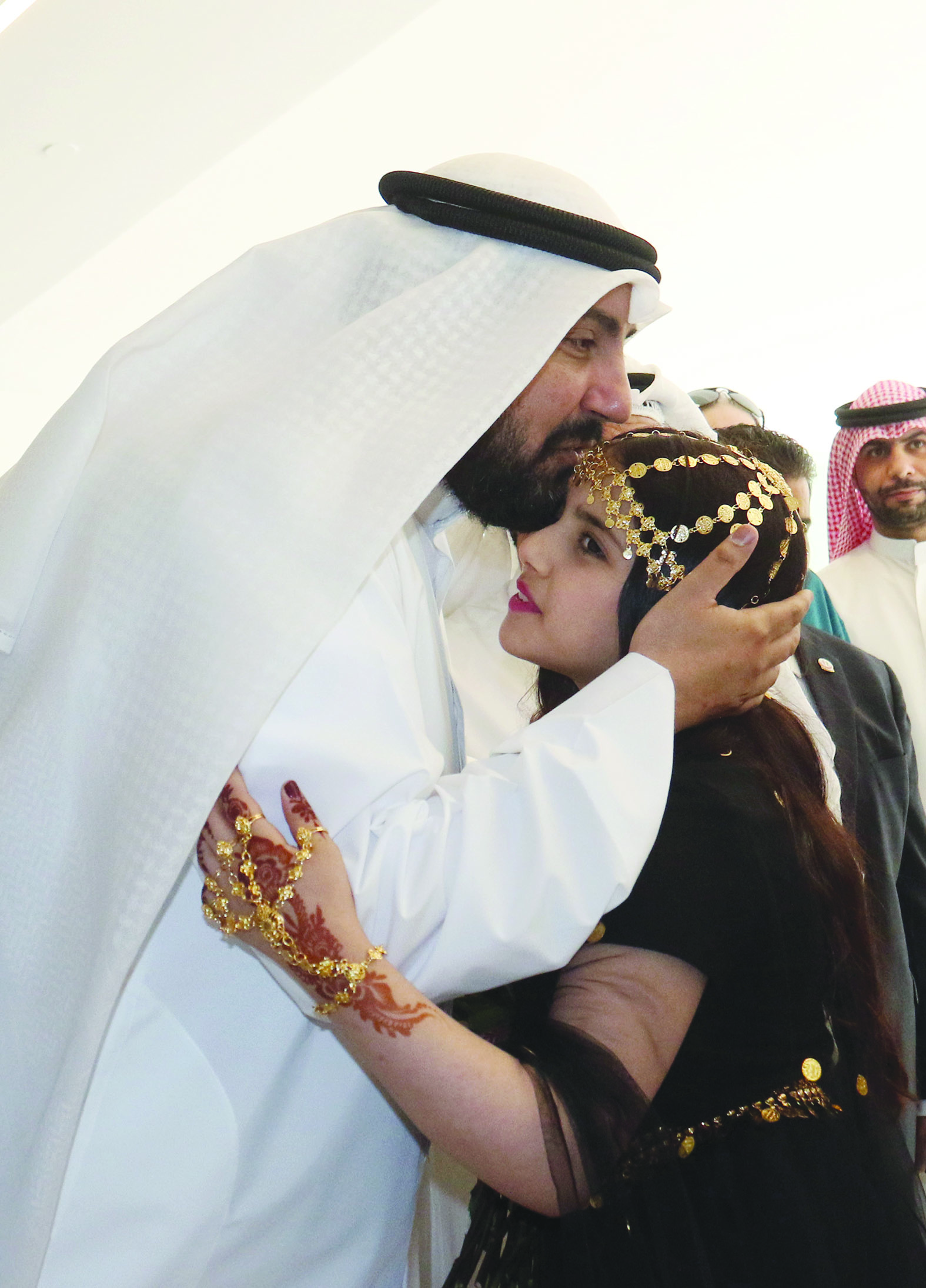  وزير الصحة مقبلاً رأس إحدى الزهرات خلال التدشين